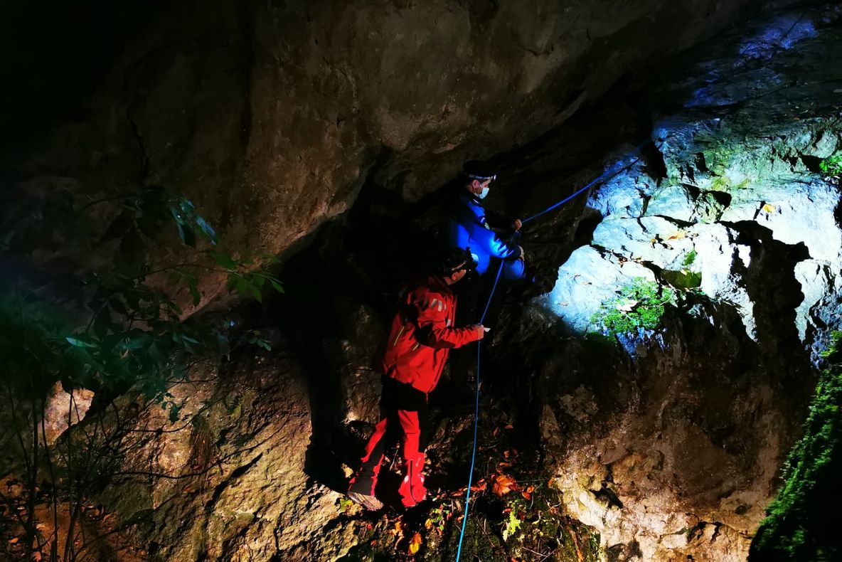 FOTO+VIDEO Doi minori au rămas blocați pe o stâncă la Pietrele lui Solomon