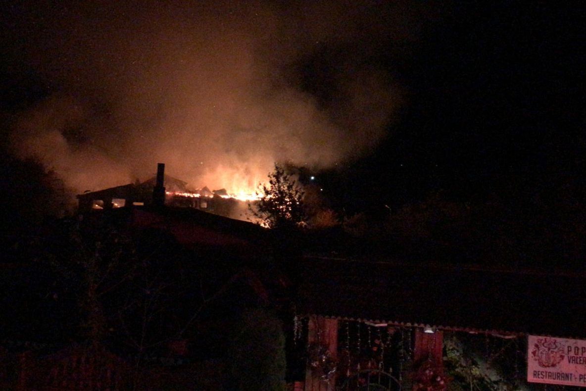 VIDEO Arde o casă din Săcele!