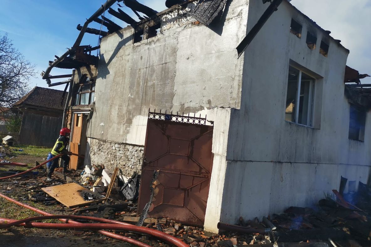 Arde o casă din localitatea Şona
