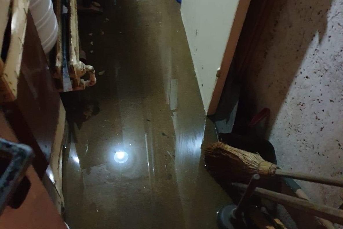 FOTO Brașoveni în pragul disperării, după ce beciul blocului le-a fost inundat din cauza unei avarii la sistemul centralizat de termoficare! Reacția SPLT