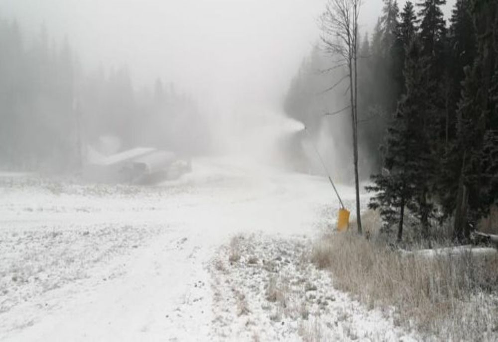 VIDEO Zăpadă artificială, pe pârtiile din Poiana Brașov