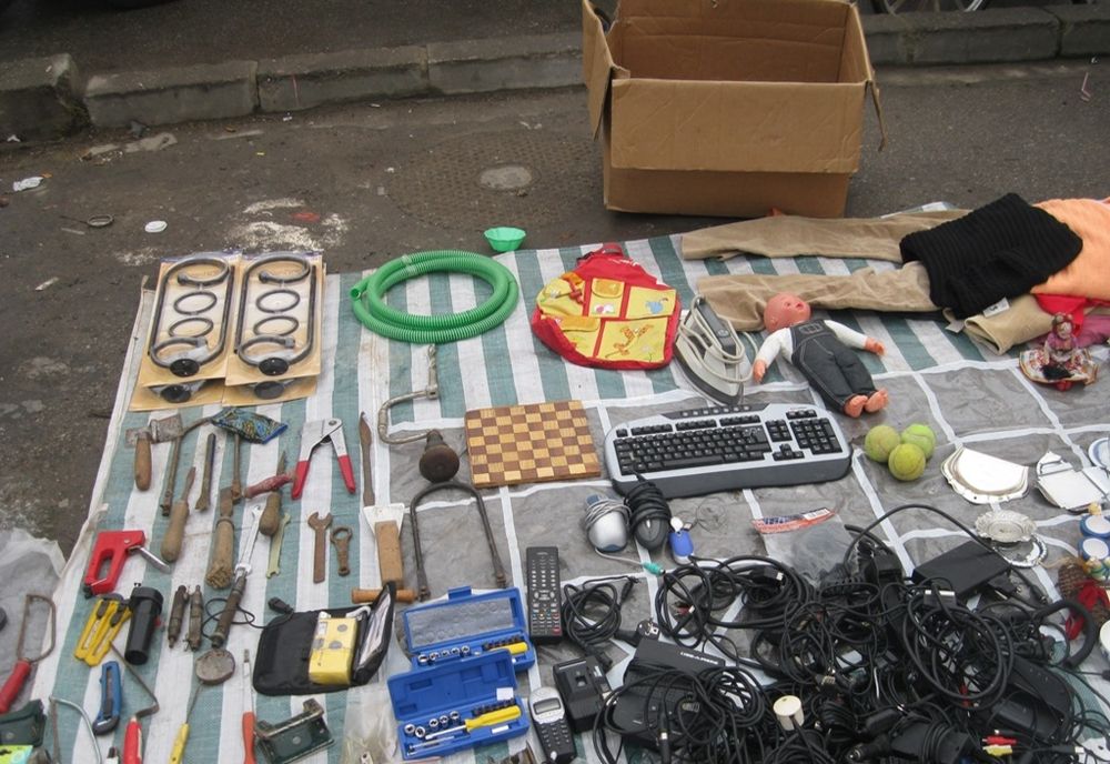 Piață cu produse second hand închisă de polițiști