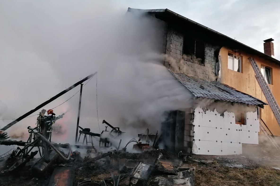 Arde acoperişul unei case din Râşnov!