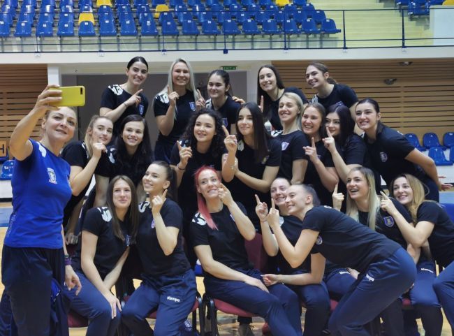 Handbalistele de la Corona Brașov debutează, mâine, în noul sezon competițional