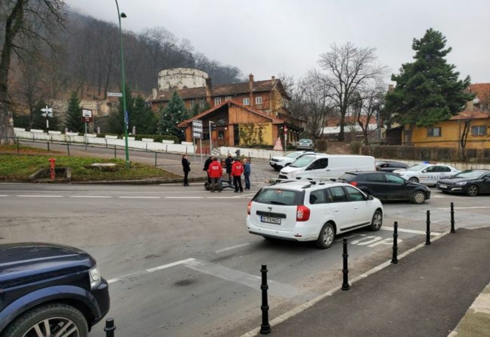 VIDEO Femeie lovită de autoutilitară, în municipiul Brașov
