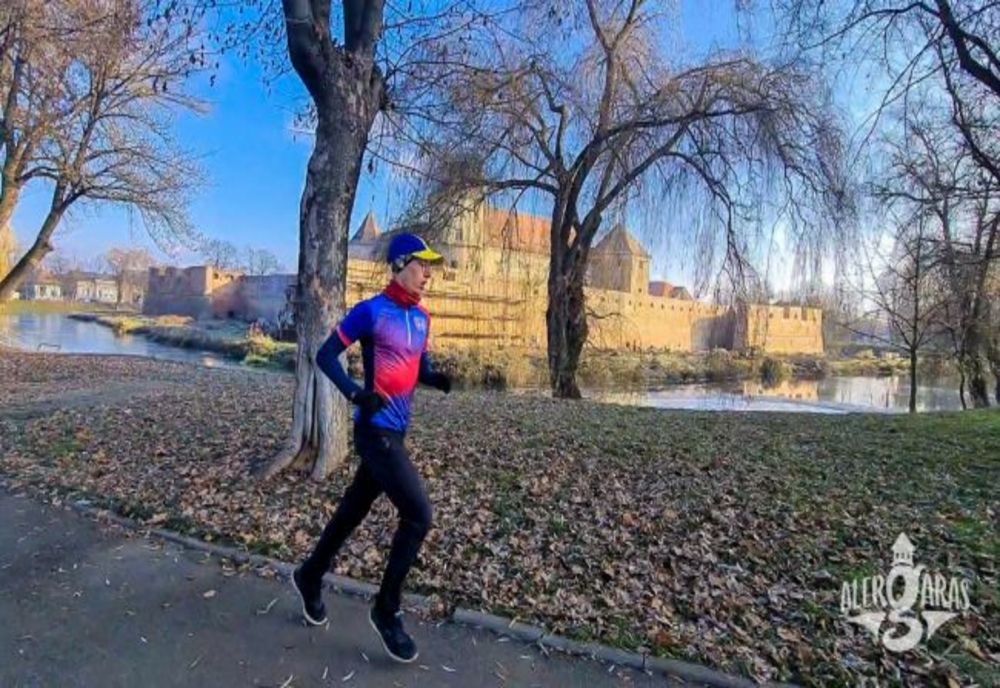 Un tânăr de 19 ani a alergat 102 kilometri în jurul Cetății Făgăraș, la 102 ani de la Marea Unire