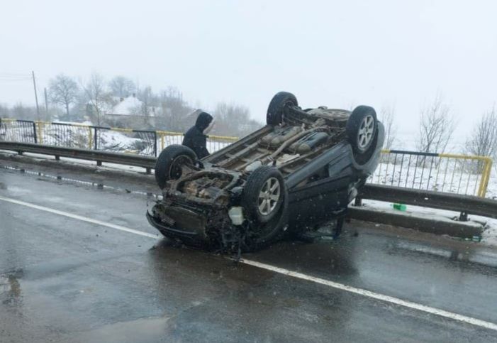 Un şofer băut s-a răsturnat cu maşina!