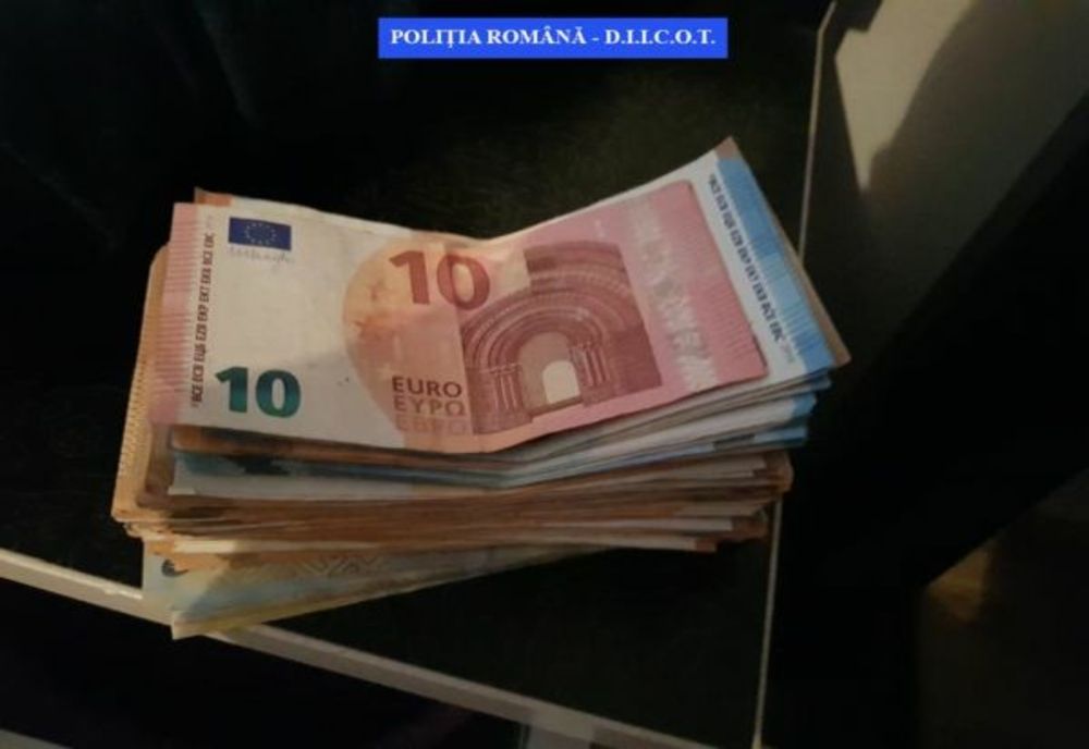 VIDEO 4 bărbați reținuți pentru trafic de droguri de mare risc! Polițiștii au găsit la ei aproape 15.000 de euro și 30.000 de lei