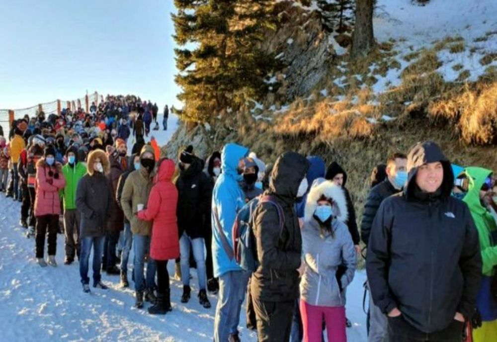 VIDEO Mii de turiști, la coadă, la telegondola din Poiana Brașov