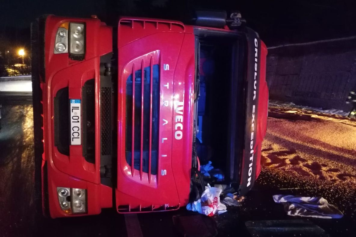 TIR răsturnat pe DN1! Trafic îngreunat!