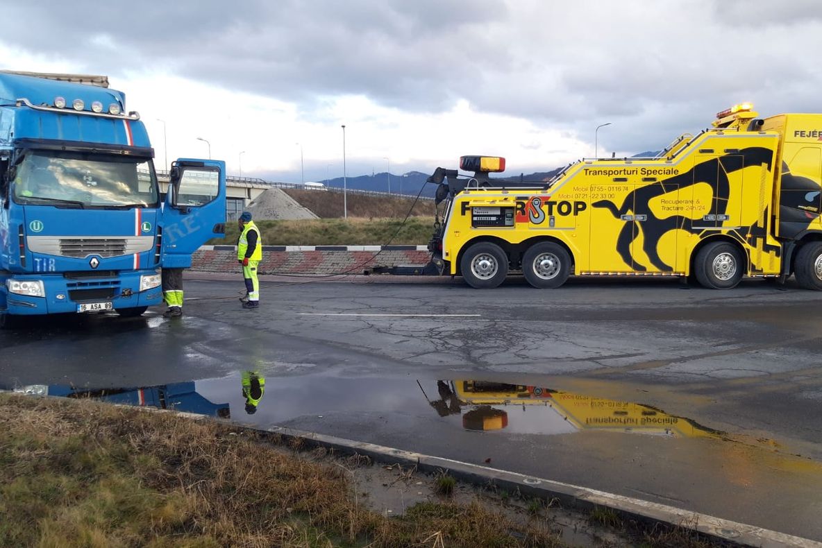 VIDEO+FOTO În ciuda opoziției șoferului, care e turc și la propriu și la figurat, a fost ridicat TIR-ul de pe DN1