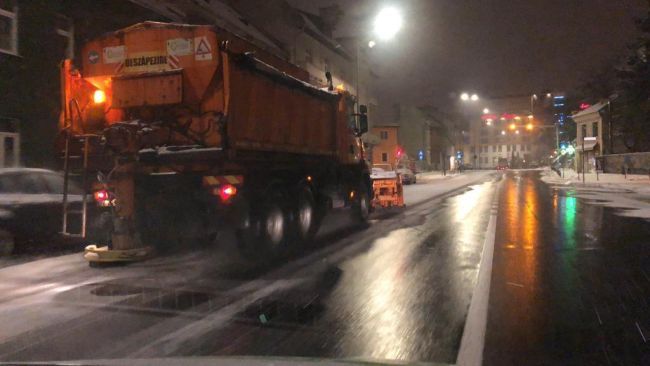 40 de utilaje de deszăpezire au acționat în ultimele 24 de ore pe străzile din Brașov