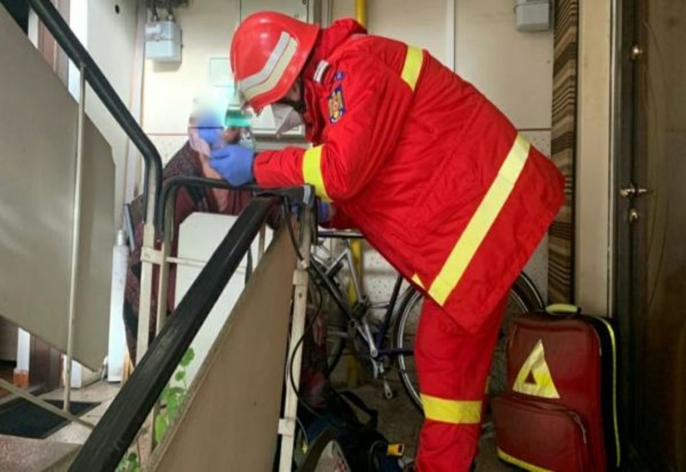 Prima intervenție majoră a pompierilor brașoveni din 2021! Bătrână intoxicată cu fum, într-un apartament din Brașov!