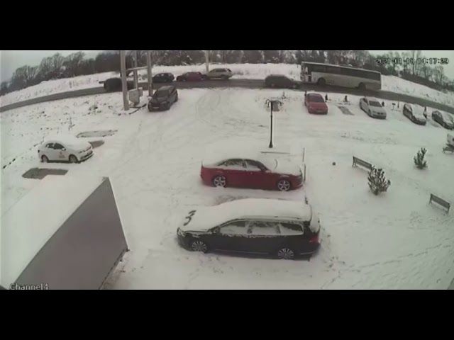 VIDEO Momentul în care un autobuz produce un accident rutier în lanț, la Cristian!