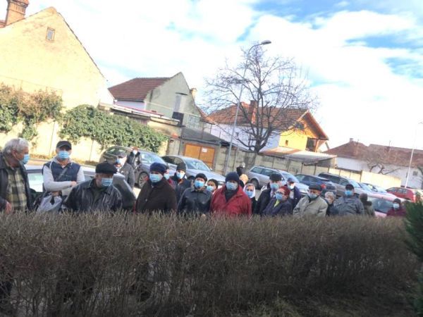 FOTO Brașoveni bătrâni și bolnavi nevoiți să stea ore întregi la cozi de sute de metri!