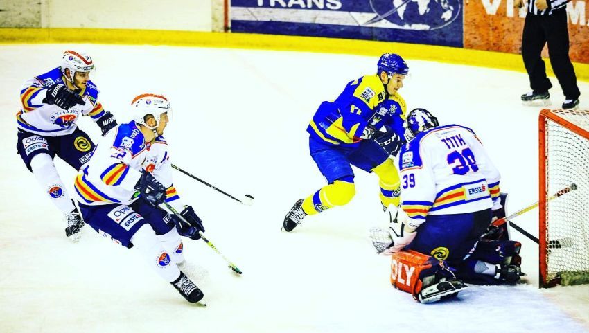 HOCHEI: Corona Wolves Brașov pierde meciul 5 din sferturile Erste Liga și scorul la general devine 3-2!