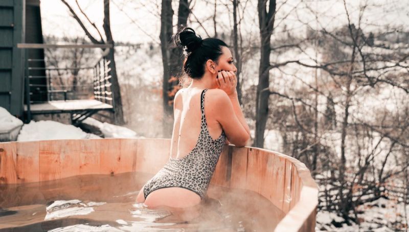 VIDEO Corina Caragea promovează turismul din Bran...în costum de baie!