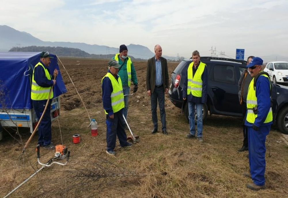 A început curăţenia de primăvară pe drumurile judeţene 