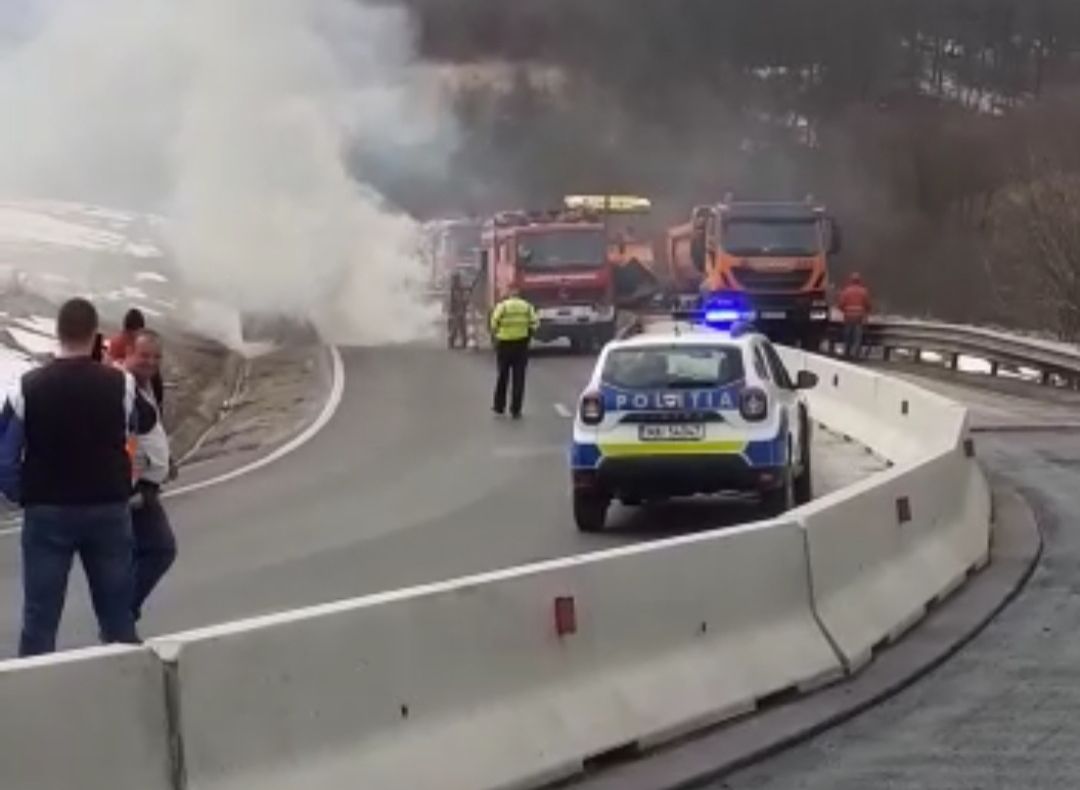 Dubă cuprinsă de flăcări (VIDEO)