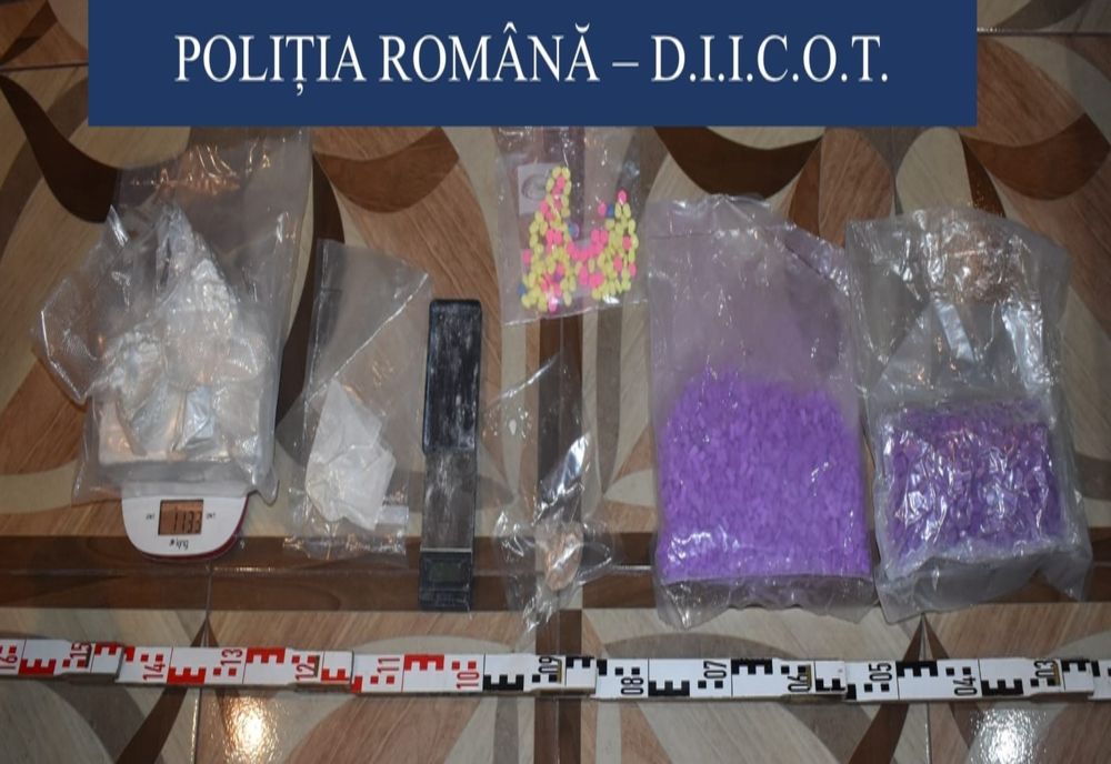 VIDEO 17 percheziții, la Brașov! Polițiștii au ridicat aproape 4.000 de pastile de ecstasy și peste un kilogram de cocaină