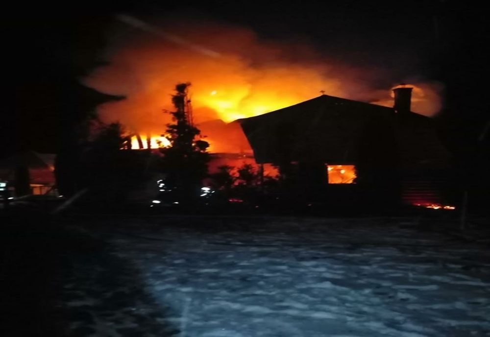 Casă distrusă de flăcări, azi-noapte, la Hărman