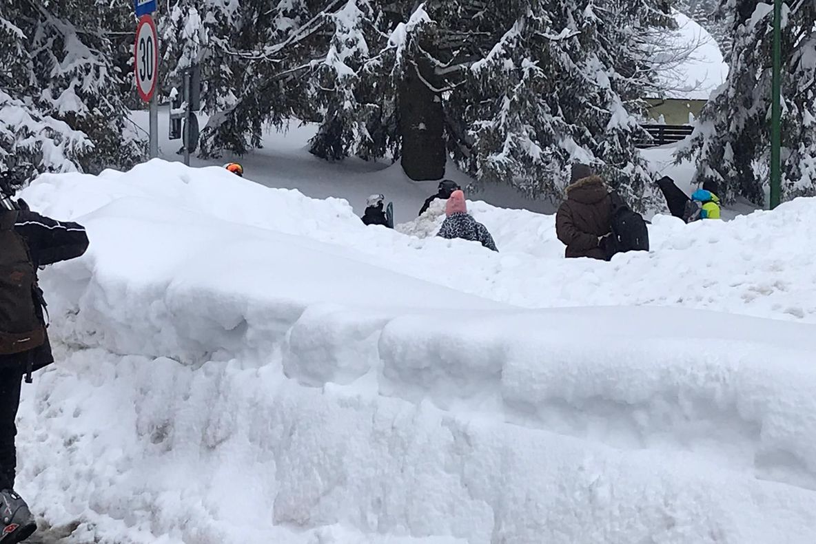 FOTO+VIDEO Zăpadă de un metru, în Poiana Braşov!