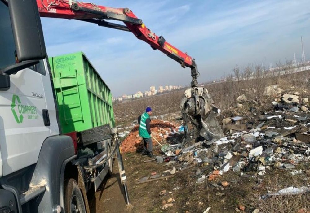O firmă care a depozitat ilegal deșeuri de la autobuze dezmembrate a fost amendată cu 25.000 de lei