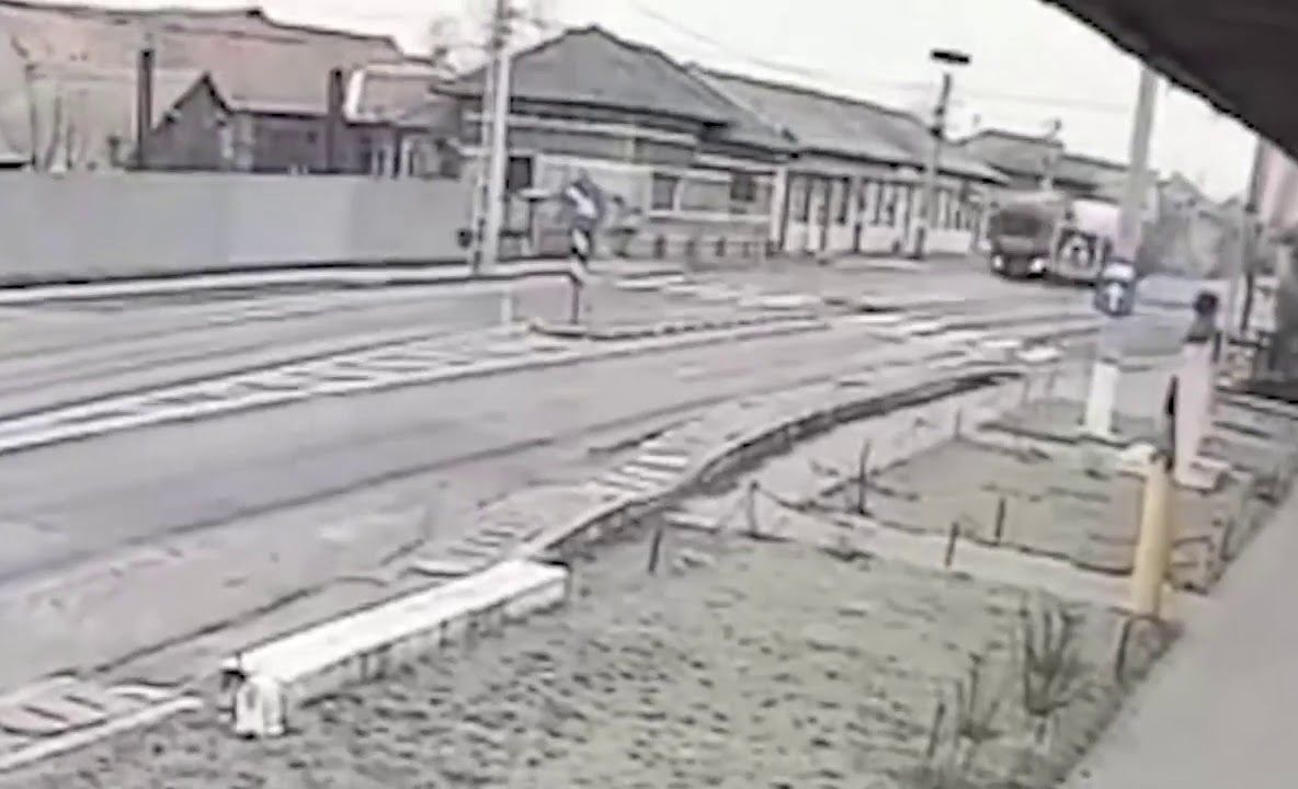 VIDEO Momentul în care un șofer beat intră cu TIR-ul într-o casă din Mândra!