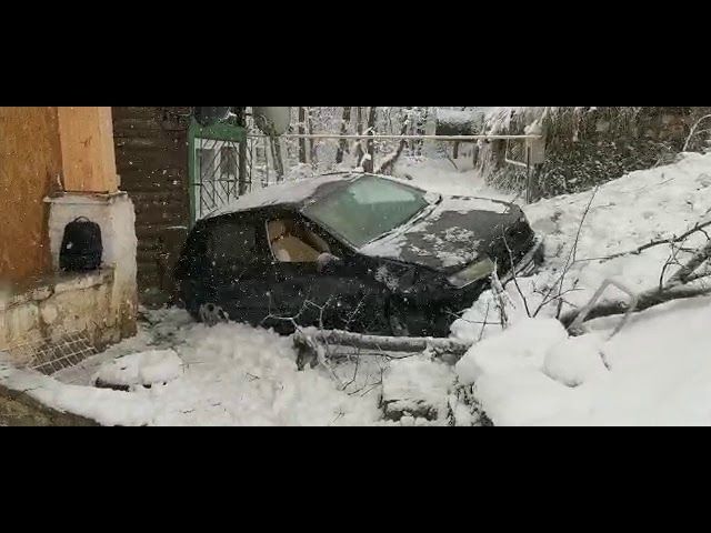 VIDEO Mașină ieșită în decor, la Predeal!