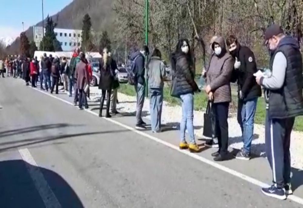 VIDEO Coadă la maratonul de vaccinare anti-COVID-19 de la Brașov!