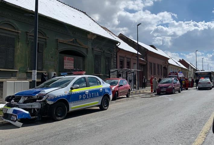 FOTO Mașină de poliție implicată într-un accident rutier