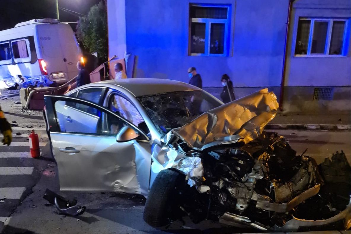 FOTO Microbuz implicat într-un accident rutier cu 3 victime!