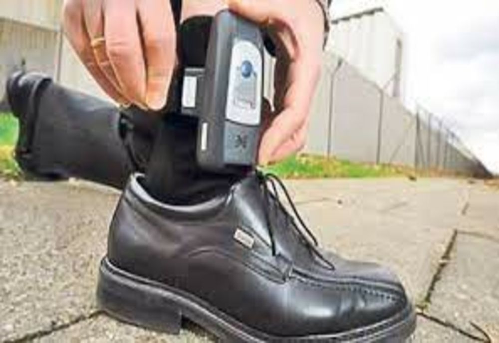 A intrat în vigoare legea care prevede utilizarea brăţării electronice pentru monitorizarea prin GPS în cadrul unor proceduri penale