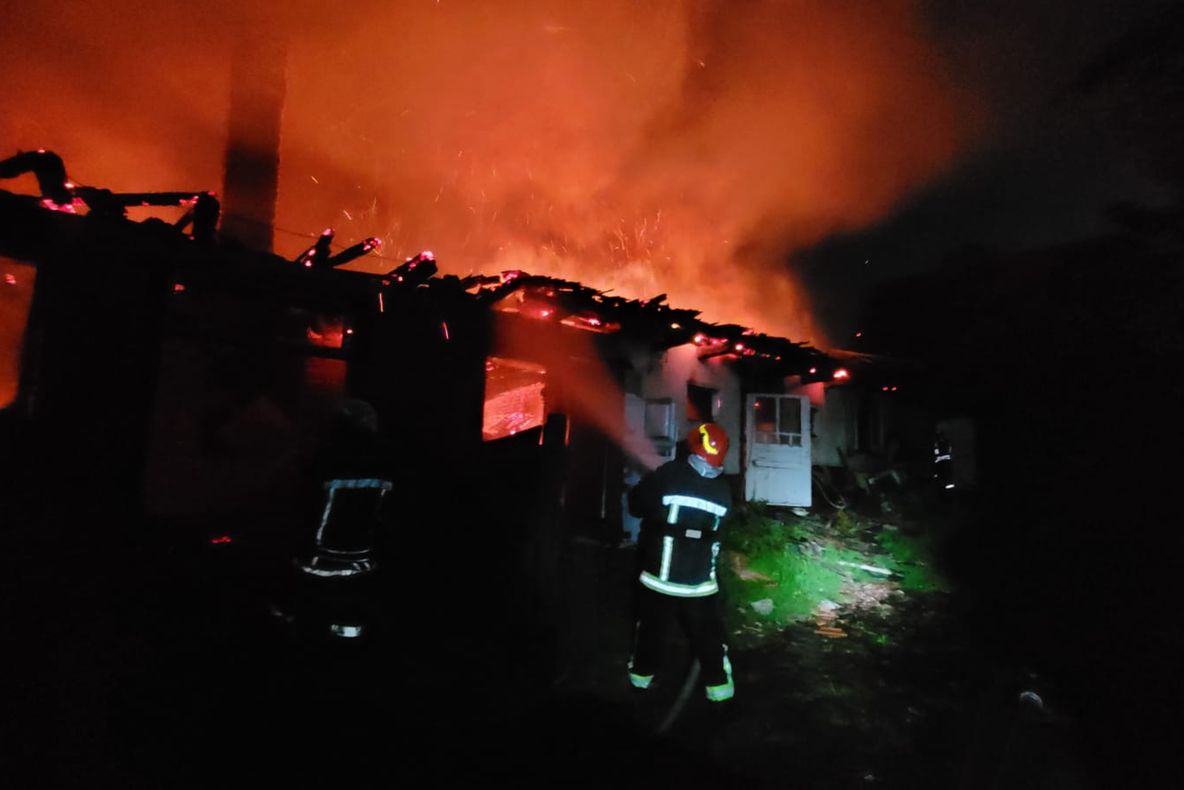 Incendiu, aseară, la o casă din Ticuşul Vechi
