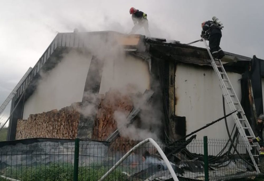 Arde sala de conferințe a unui hotel!