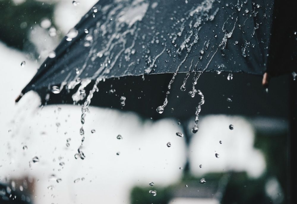 Meteorologii prelungesc avertizările de vreme rea