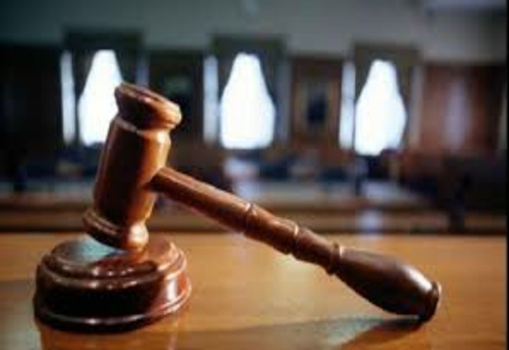 Polițist acuzat de luare de mită şi abuz în serviciu, trimis în judecată