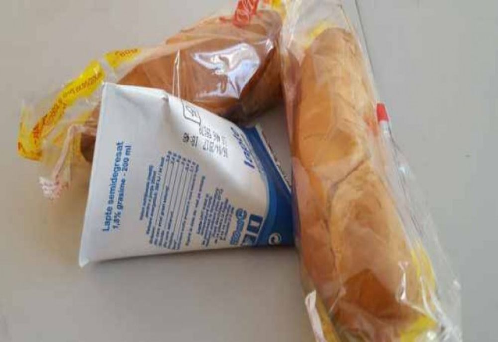 Licitație pentru corn, lapte și fructe, în școlile din județul Brașov