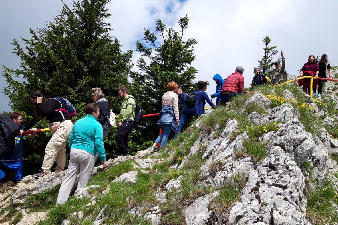 Turistă echipată necorespunzător, rănită pe munte