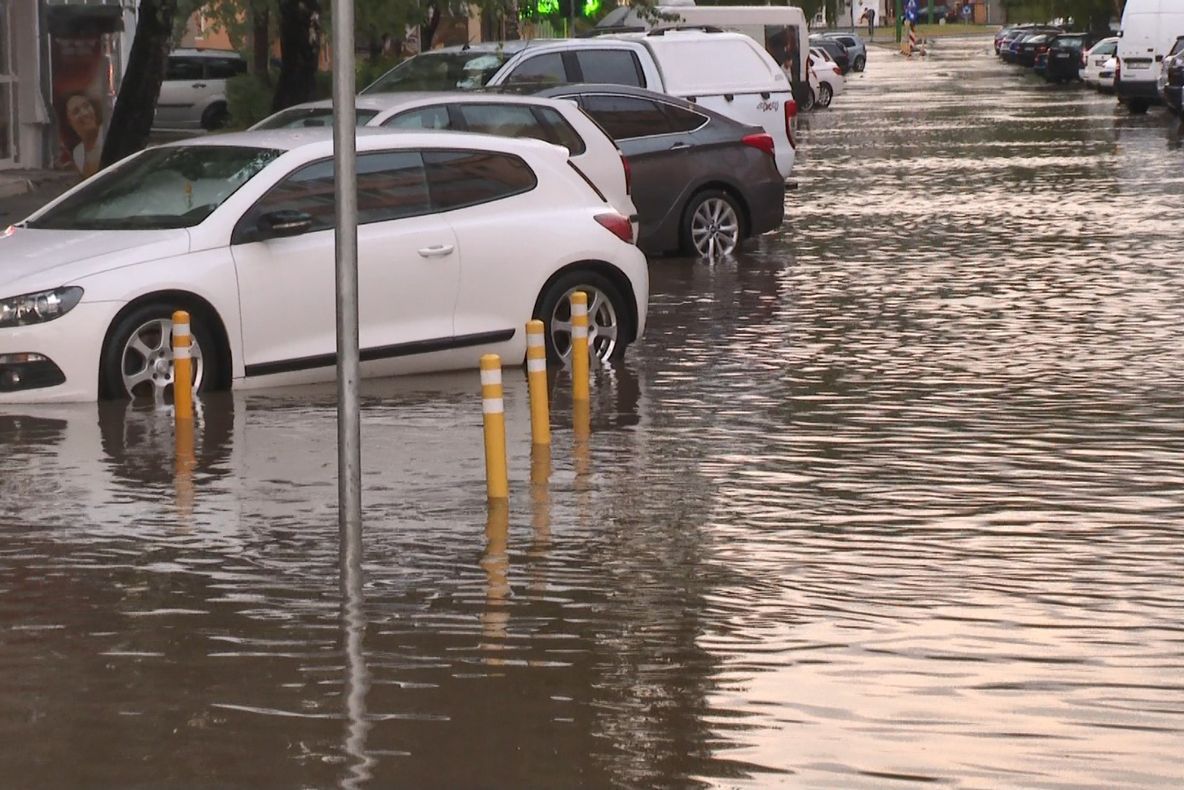 FOTO Străzi inundate, în municipiul Braşov