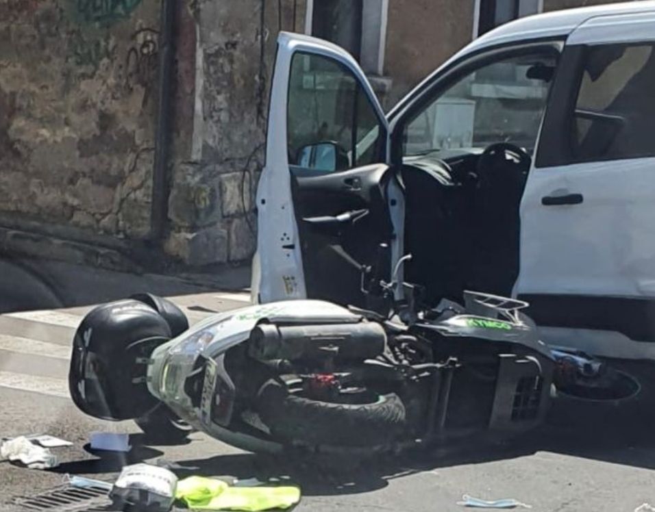 Şoferul unui moped, rănit într-un accident rutier!