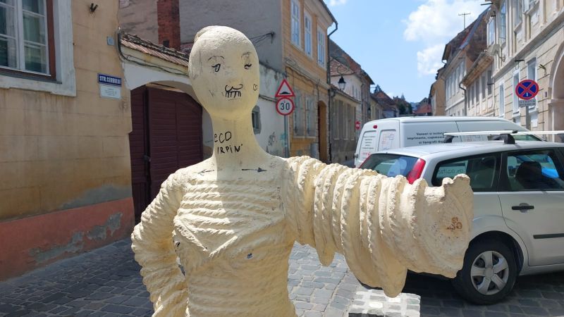 FOTO Statuii din fata strazii Sforii i-au crescut...mustati