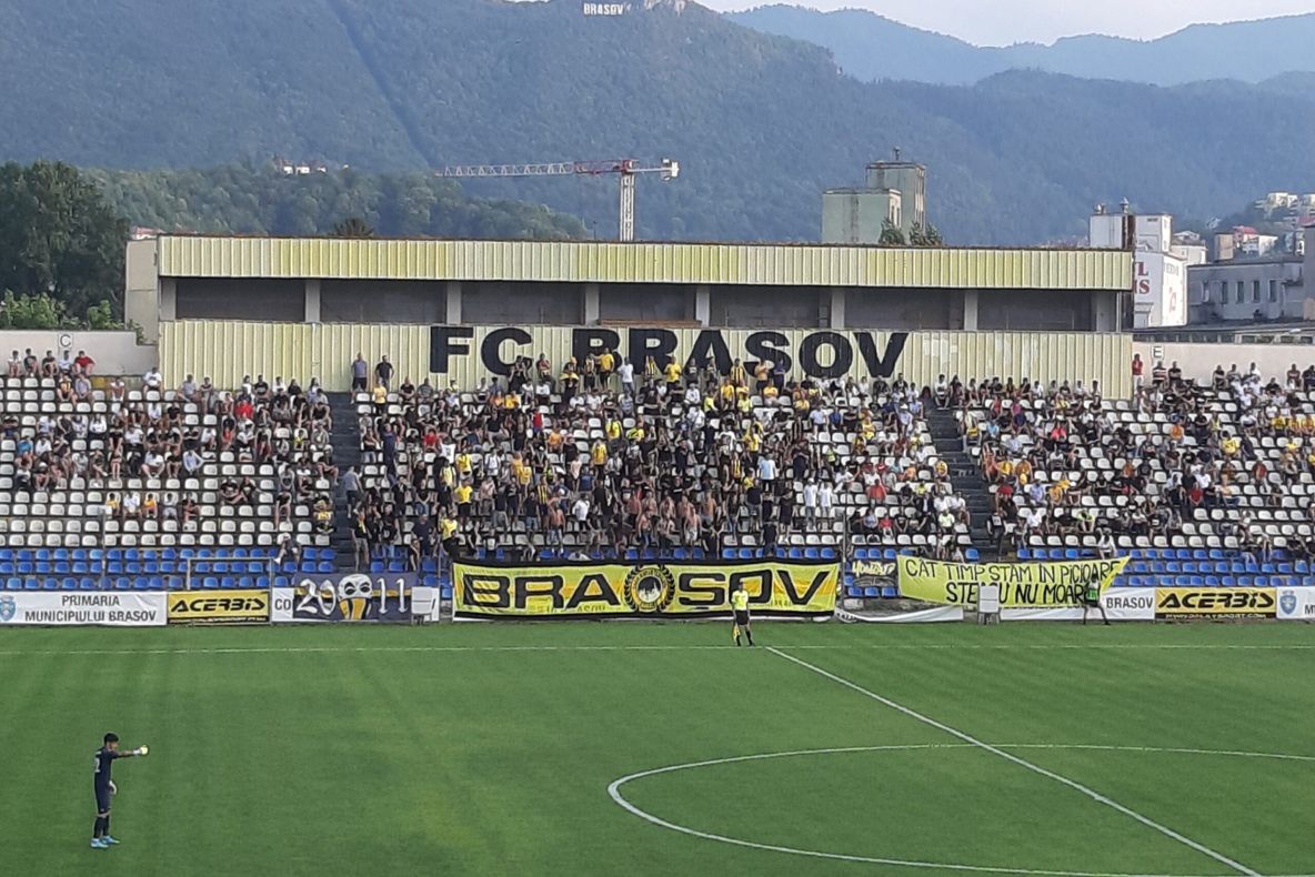FOTO Suporterii SR Braşov, la înălțime la meciul cu rivala FC Braşov! Mesaje ironice la adresa echipei Primăriei!