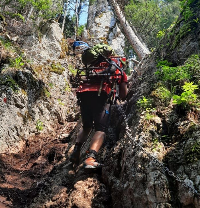 VIDEO Turist salvat după ce a căzut de la 30 de metri înălţime!