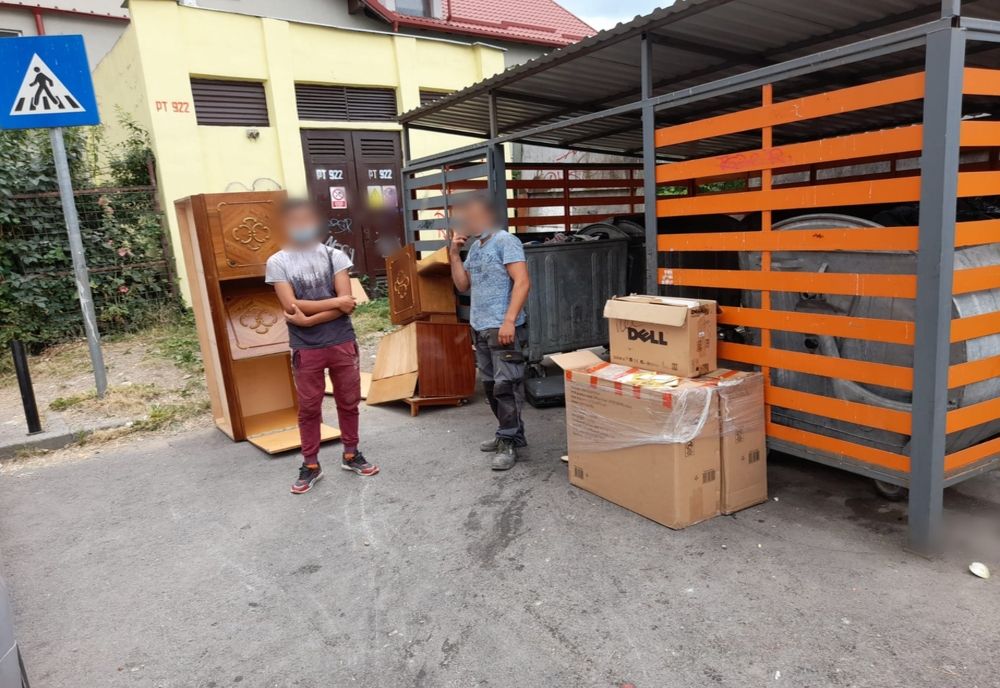 Doi braşoveni au fost amendați cu 1.600 de lei pentru că şi-au aruncat mobila la gunoi!