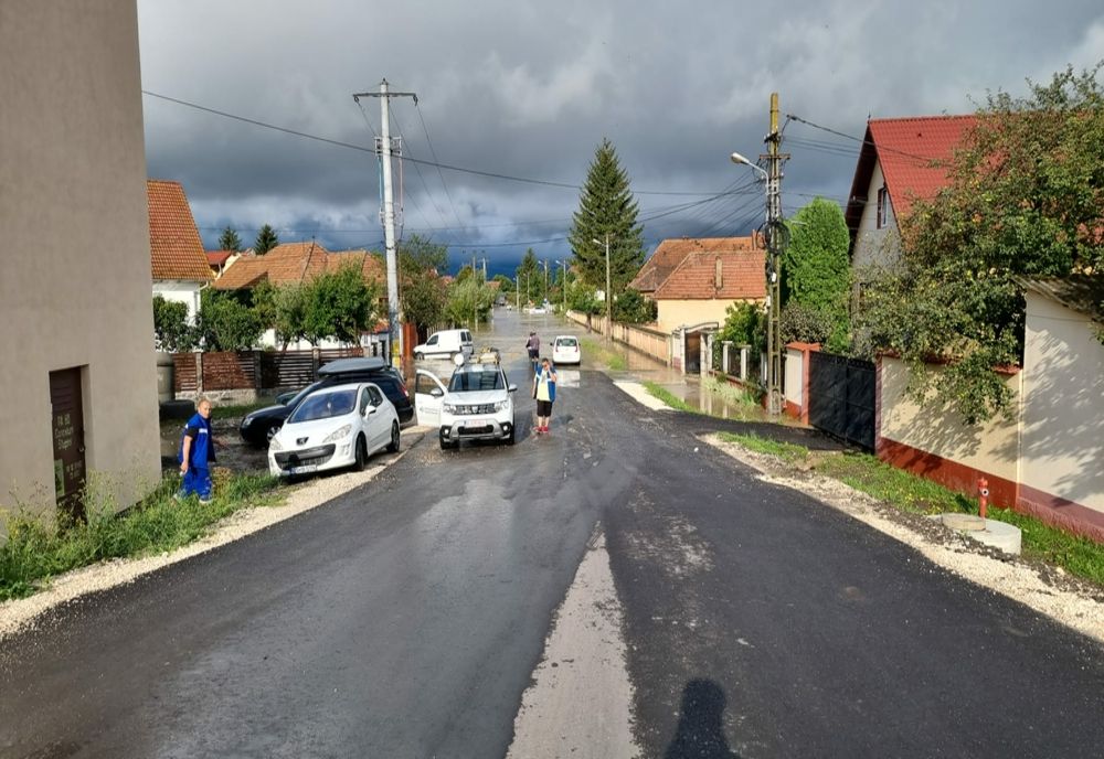 VIDEO Inundații la Stupini! Viitura a distrus carosabilul