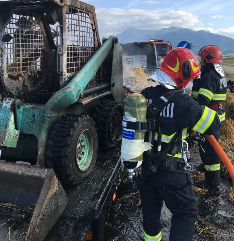 VIDEO+FOTO Camion în flăcări, între Cristian şi Râşnov