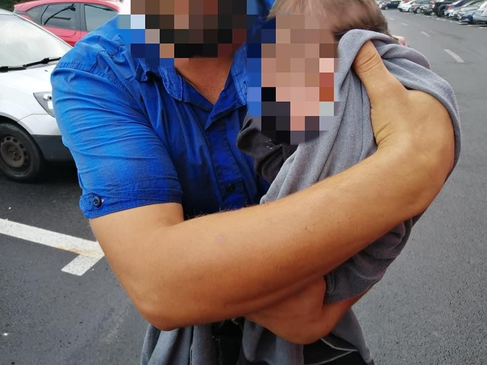 FOTO Mai mulți turişti, care aveau şi un bebeluş, surprinşi de ploaia torențială, au rămas blocați pe munte!