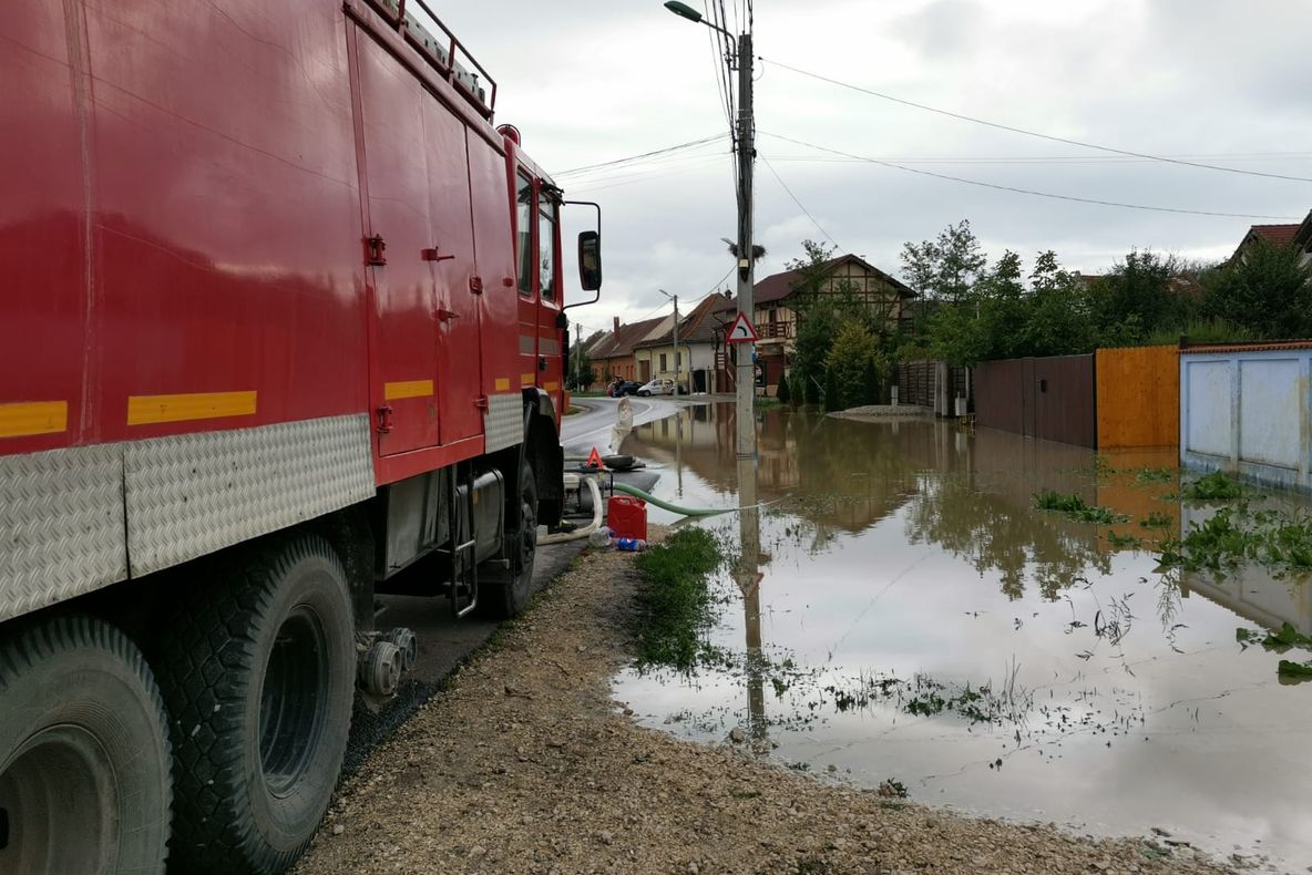 FOTO Continuă intervențiile pompierilor, la Stupini