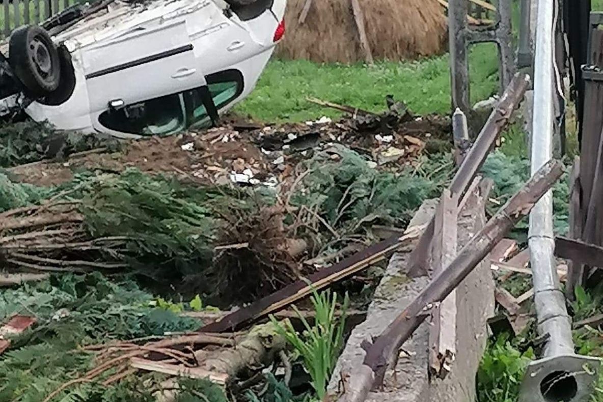 FOTO Un puști de 17 ani s-a urcat băut la volan și a provocat, înainte de răsărit, un accident rutier cu victime!